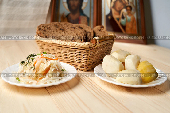 Simplicity and spirituality: lean food on a wooden table in front of an old icon. Стоковое фото, фотограф Скрипачев Антон / Фотобанк Лори