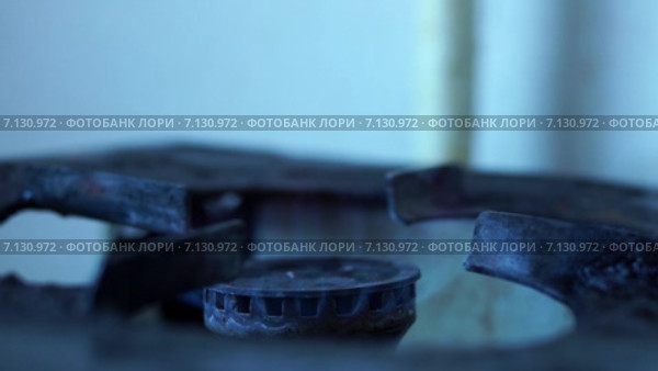 Синеватое пламя газовой плиты. Стоковое видео, видеограф Sergei Gorin / Фотобанк Лори
