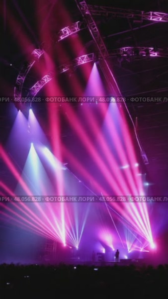 Singer performing under colorful stage lights during concert. Стоковое AI-видео, аниматор Юрий Поздников / Фотобанк Лори