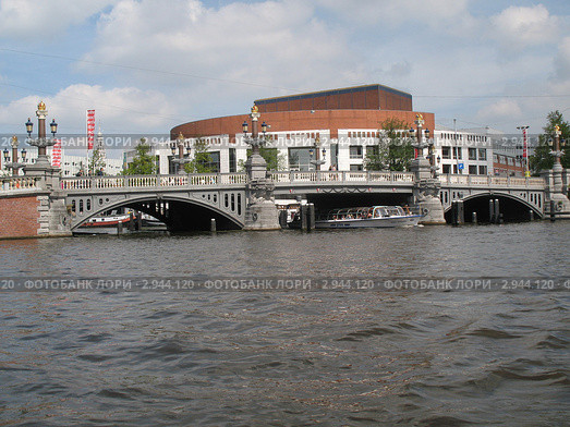 Синий мост и здание Стоперы в Амстердаме (2011 год). Редакционное фото, фотограф Михаил Головкин / Фотобанк Лори
