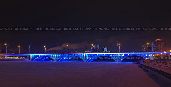 "Синий-синий-синий...". Макаровский мост через Городской пруд в ночной иллюминации. Екатеринбург, улица Челюскинцев. Редакционное фото, фотограф Алексей Иванов / Фотобанк Лори