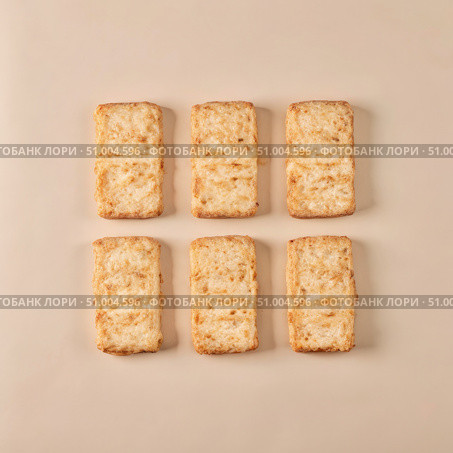 Six Golden Brown Hash browns Arranged in a Grid on a Light Beige Surface. Generative AI. Стоковое AI-изображение, AI-художник Roman Zavorotny / Фотобанк Лори