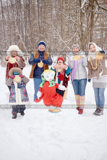 Six smiling people adults and children stand around stuffed Maslenitsa holding pancakes in hands at winter park. Стоковое фото, фотограф Losevsky Pavel / Фотобанк Лори