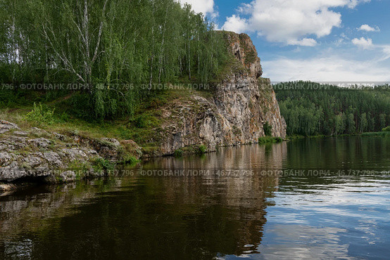 Скала Филин - самая длинная и высокая скала на реке Исеть в городе Каменск-Уральский Свердловской области (2024 год). Стоковое фото, фотограф Pukhov K / Фотобанк Лори