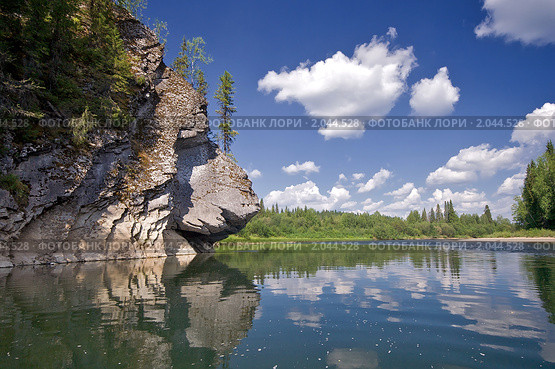 Скалы по берегам реки Унья-притока реки Печоры (2010 год). Редакционное фото, фотограф Егор Никифоров / Фотобанк Лори