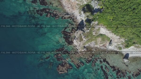 Скалы восточного Приморья и японское море, видео с дрона. Стоковое видео, видеограф Павел Сапрыкин / Фотобанк Лори