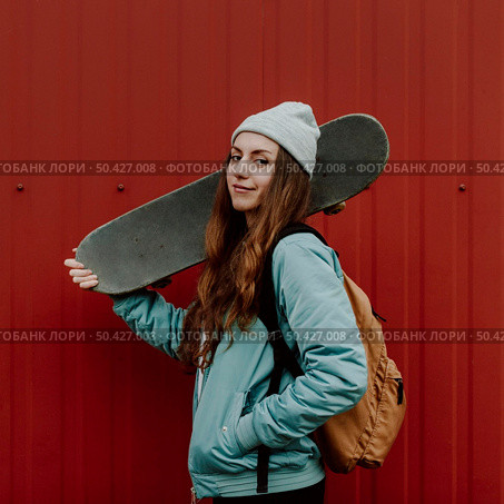 skateboarder girl her skate city. Стоковое фото, агентство Ingram Publishing / Фотобанк Лори