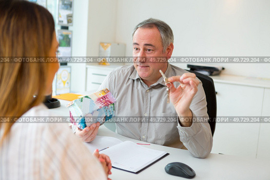 skillful estate agent is working at office. Стоковое фото, агентство Ingram Publishing / Фотобанк Лори