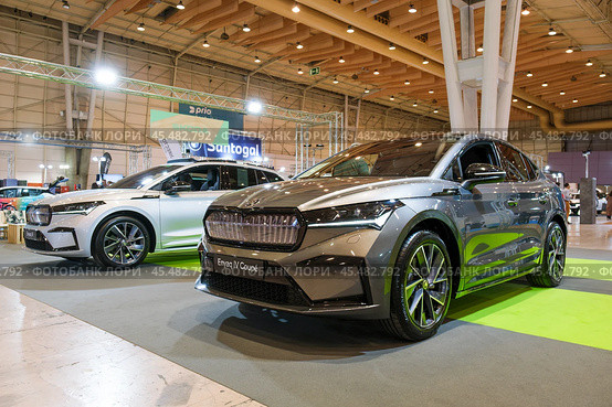 SKODA Enyaq iV and Enyaq iV Coupe electric car at ECAR SHOW - Hybrid and Electric Motor Show (2023 год). Редакционное фото, фотограф Дмитрий Рухленко / Фотобанк Лори