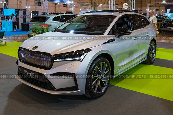 SKODA Enyaq iV electric car at ECAR SHOW - Hybrid and Electric Motor Show (2023 год). Редакционное фото, фотограф Дмитрий Рухленко / Фотобанк Лори