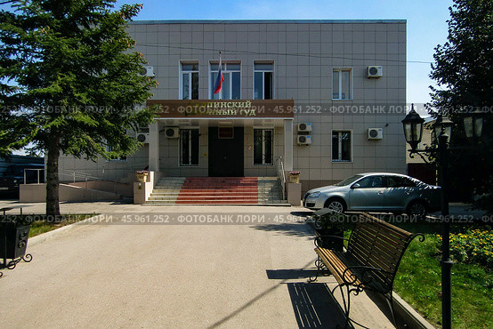 Скопинский районный суд Рязанской области в городе Скопин. Солнечный летний день. (2019 год). Редакционное фото, фотограф Александр Кузнецов / Фотобанк Лори