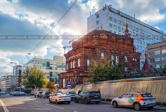 Скорбященская церковь при Старо-Екатерининской больнице, улица Щепкина, Москва. Редакционное фото, фотограф Baturina Yuliya / Фотобанк Лори