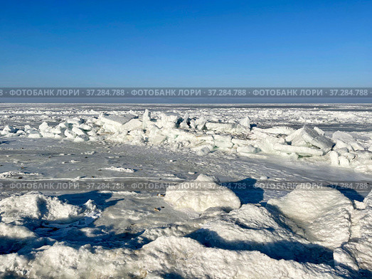 Скованный льдом Амурский залив Японского моря. Россия, Владивосток (2022 год). Стоковое фото, фотограф Овчинникова Ирина / Фотобанк Лори