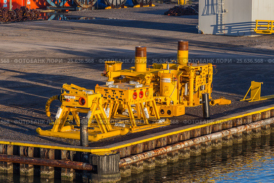 Скважинная арматура на причале в Port Fourchon, Louisiana (2017 год). Редакционное фото, фотограф Алексей Шматков / Фотобанк Лори