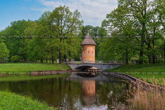 Slavyanka River and the Pill Tower Bridge in the Pavlovsky Palace and Park Complex on a summer day, Pavlovsk, Saint Petersburg, Russia. Стоковое фото, фотограф Ula Ulachka / Фотобанк Лори