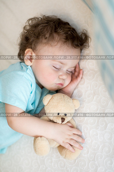 Sleeping baby in bed, holding a teddy bear. Стоковое фото, фотограф Оксана Кузьмина / Фотобанк Лори