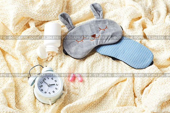 Sleeping mask, alarm clock, earplugs and pills. Healthy night sleep creative concept. Стоковое фото, фотограф Ирина Буракова / Фотобанк Лори