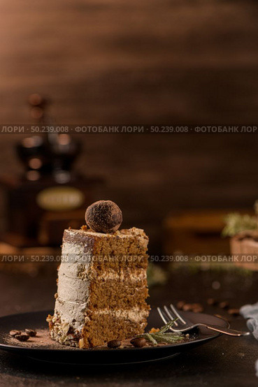Slice of delicious naked coffee and hazelnuts cake on table rustic wood kitchen countertop. Стоковое фото, агентство Ingram Publishing / Фотобанк Лори