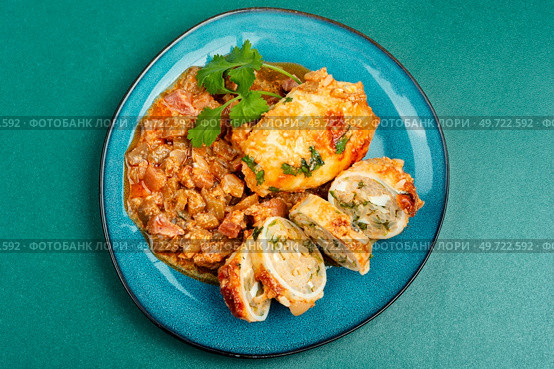 Sliced baked clams, squid stuffed with rice and nettle on a light grey background. Korea food.. Baked calamary with rice, BBQ squid. Стоковое фото, агентство Ingram Publishing / Фотобанк Лори