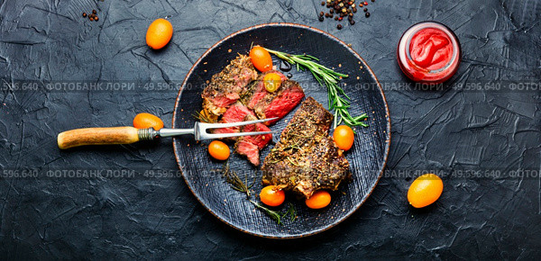 Sliced beef steak roasted with kumquat,rosemary and spices.American barbecue. Juicy beef steak with kumquat. Стоковое фото, агентство Ingram Publishing / Фотобанк Лори