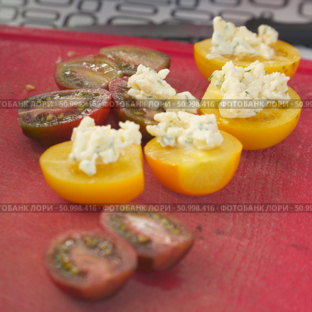 Sliced tomatoes with cheese on a cutting board. Стоковое фото, фотограф Александр Прошкин / Фотобанк Лори