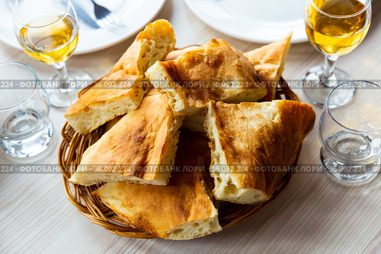 Slices of traditional Georgian bread shotis puri on dining table. Стоковое фото, фотограф Яков Филимонов / Фотобанк Лори