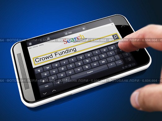 Слово Crowd Funding в строке поиска на экране смартфона. Стоковое фото, фотограф Илья Урядников / Фотобанк Лори