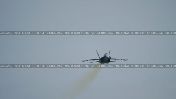 Slow motion fighter jet leaving vapor trail approaching camera. Стоковое видео, видеограф Данил Руденко / Фотобанк Лори