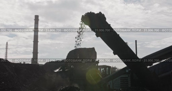 Slow motion mechanical coal grading. Machine for mechanical sorting of bulk materials into fractions. Rumble used to disperse materials such as coal, ore. Sorting and loading of anthracite. Стоковое видео, видеограф Сергей Тимофеев / Фотобанк Лори