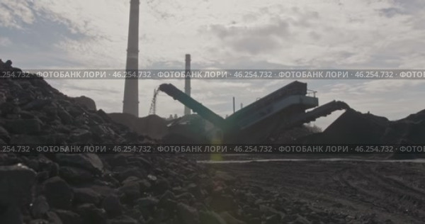 Slow motion mechanical coal grading. Machine for mechanical sorting of bulk materials into fractions. Rumble used to disperse materials such as coal, ore. Sorting and loading of anthracite. Стоковое видео, видеограф Сергей Тимофеев / Фотобанк Лори