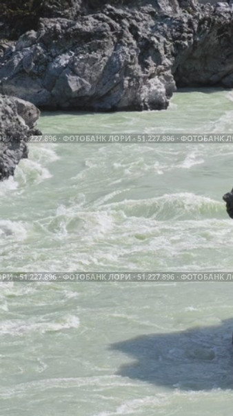 Slow motion vertical panoramic video of Altai river Katun and rapids Oroktoy Teldekpen near Oroktoysky bridge. Стоковое видео, видеограф Сергей Пристяжнюк (Serg Zastavkin) / Фотобанк Лори
