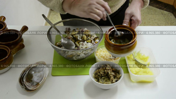 Слоями накладываем в глиняный горшочек: картофельное пюре, грибы и морепродукты для последующего запекания. Стоковое видео, видеограф verbaska / Фотобанк Лори