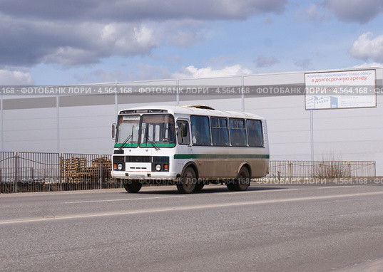Служебный автобус ПАЗ на дороге в движении (2013 год). Редакционное фото, фотограф Павел Кричевцов / Фотобанк Лори