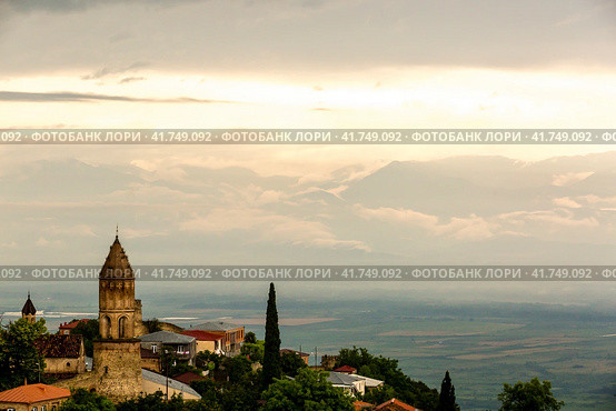 Small town Sighnaghi (Signagi) in Georgia at sunset (2016 год). Стоковое фото, фотограф VittoriaChe / Фотобанк Лори