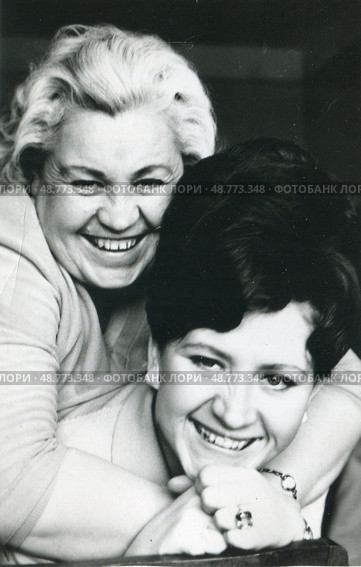 Смеющиеся женщины крупным планом, мама со взрослой дочерью, 1960-е гг, СССР. Стоковое фото, фотограф Retro / Фотобанк Лори
