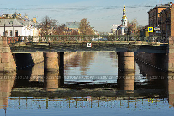 Смежный мост через Крюков канал. Вид со стороны Фонтанки. Петербург (2013 год). Стоковое фото, фотограф Александр Алексеев / Фотобанк Лори
