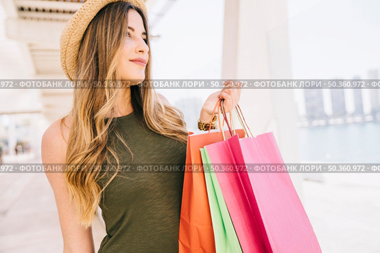 smiley model with shopping bags. Стоковое фото, агентство Ingram Publishing / Фотобанк Лори