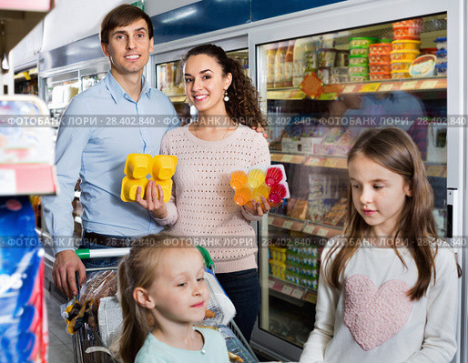 Smiling family with two daughters purchasing yoghurts. Стоковое фото, фотограф Яков Филимонов / Фотобанк Лори