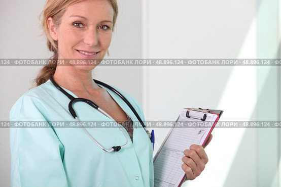 smiling female doctor with stethoscope. Стоковое фото, агентство Ingram Publishing / Фотобанк Лори