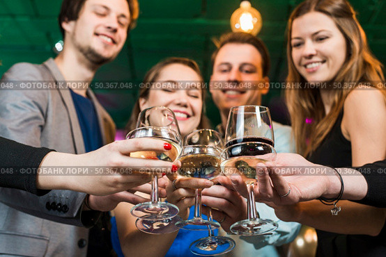 smiling male female friends toasting cocktails party bar. Стоковое фото, агентство Ingram Publishing / Фотобанк Лори