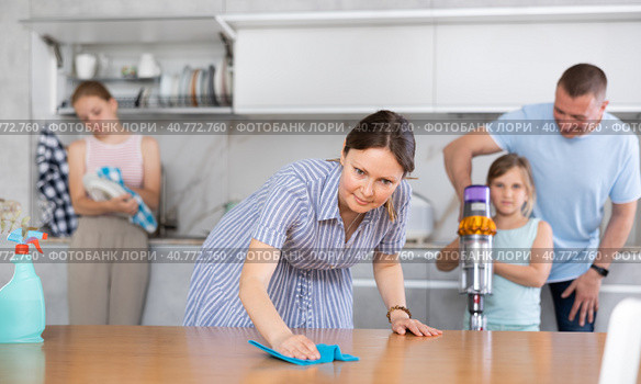Smiling woman cleaning apartment together with husband and daughters. Стоковое фото, фотограф Яков Филимонов / Фотобанк Лори