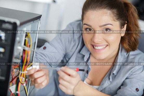 smiling young woman working as pc engineer. Стоковое фото, агентство Ingram Publishing / Фотобанк Лори
