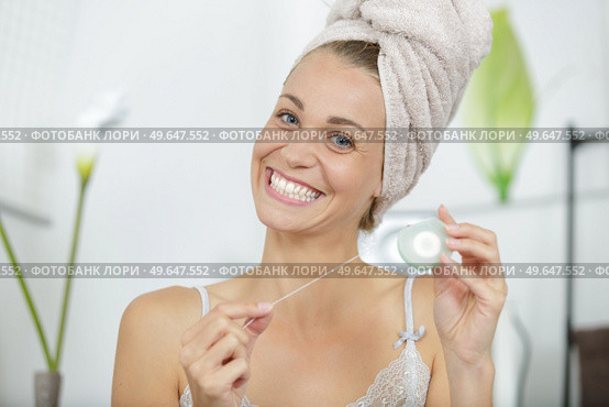 smily woman using dental floss. Стоковое фото, агентство Ingram Publishing / Фотобанк Лори