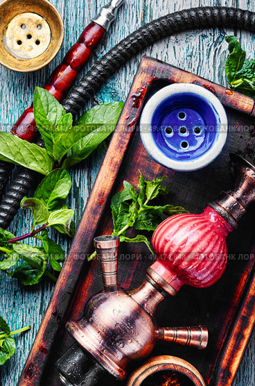 Smoking hookah with mint flavor.Shisha mint tobacco.Shisha hookah with spearmint. East hookah with spearmint. Стоковое фото, агентство Ingram Publishing / Фотобанк Лори