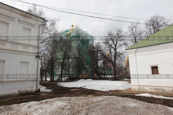 Смоленский собор в реставрационных лесах Новодевичьего монастыря Москвы (2018 год). Редакционное фото, фотограф Дмитрий Неумоин / Фотобанк Лори