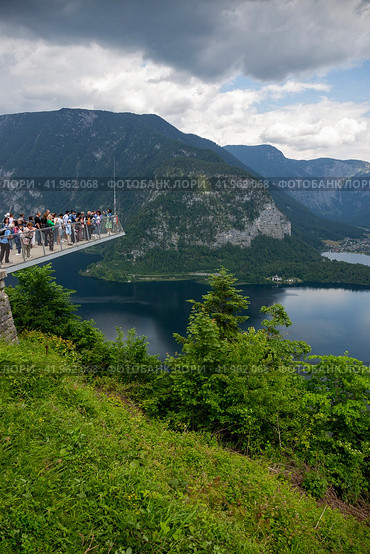 Смотровая площадка Hallstatt SkyWalk с панорамным видом (2023 год). Редакционное фото, фотограф V.Ivantsov / Фотобанк Лори