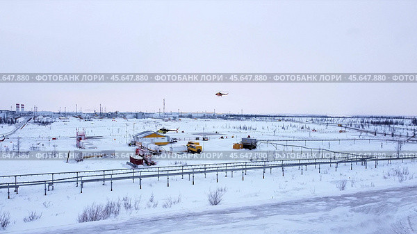 Снегоидущий ландшафт с нефтяными установками. Стоковое фото, фотограф Рустам Солтукием / Фотобанк Лори
