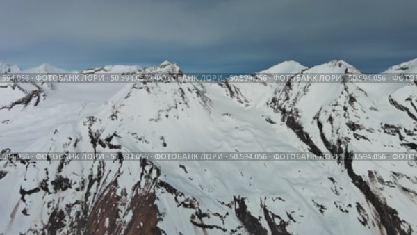Snow Alp mountain range landscape. Стоковое видео, видеограф Михаил Коханчиков / Фотобанк Лори