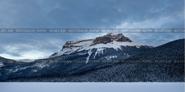 Snow covered landscape with mountains in winter, Emerald Lake, Yoho National Park, British Columbia, Canada. Стоковое фото, агентство Ingram Publishing / Фотобанк Лори