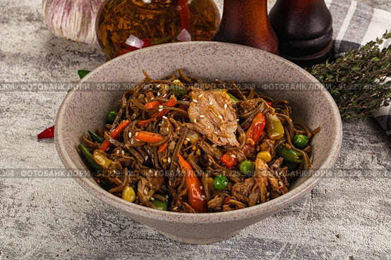 Soba with shredded pork and vegetables. Стоковое фото, фотограф Андрей Старостин / Фотобанк Лори